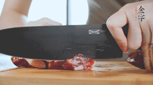 食材統(tǒng)統(tǒng)切成片，待用。