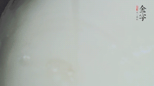 將浸泡了30分鐘的米放入電飯煲中，在水中加入半勺油。