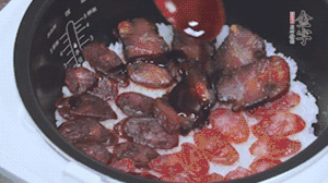 關(guān)上蓋子繼續(xù)燜煮20分鐘淋上醬汁。