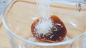 合上蓋子，啟動電源煮飯。期間混合好調(diào)味汁。