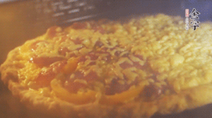 準(zhǔn)備好披薩餅皮，烤盤刷油后入烤箱預(yù)熱10分鐘，放上面餅后180度烤10分鐘。（現(xiàn)成買的披薩皮，就忽略此步驟）