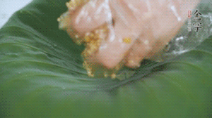 將食材混合好鋪到新鮮荷葉上。（可以加點水）