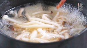 依次放火腿、豆腐，加水大火燒開，小火燉煮20分鐘，出鍋前撒上蔥花即可。