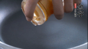 植物油入鍋，翻炒冬瓜。