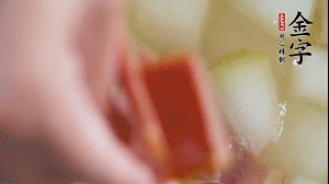 當(dāng)冬瓜略透明時(shí)，加火腿加水，大火燉開(kāi)后，再煮15分鐘。