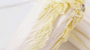 娃娃菜洗凈，對(duì)半切。