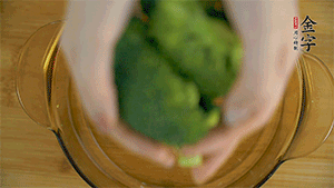 西蘭花洗凈，切成小塊汆燙，切碎。