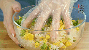 將飯團用手搓捏成圓球狀。