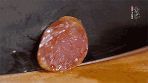 金字火腿肉香腸上鍋蒸15分鐘，切片備用。