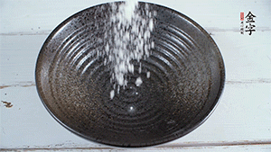 面粉加適量清水，攪拌成糊狀。