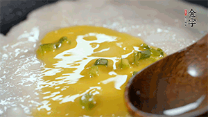 將雞蛋液鋪到面餅上，放上香腸。