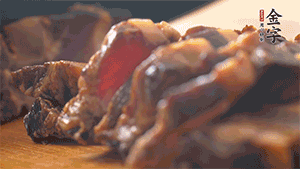 金字醬肉切成小丁。