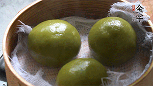 青團上沸水鍋中蒸10分鐘即可。