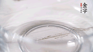 雞蛋加鹽、黃酒均勻打散，下鍋炒散。