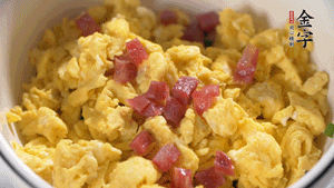 將香腸、韭菜、雞蛋攪拌均勻，可適當(dāng)加玉米油、十三香、味精調(diào)味。