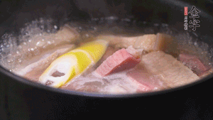 火肉、豬肉加料酒、清水大火煮開后，加入春筍小火慢燉40分鐘，出鍋前撒蔥花即可。