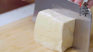 老豆腐切片，浸水備用。