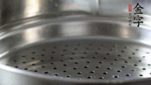 出鍋后，倒扣臘味，撒上蔥花即可。