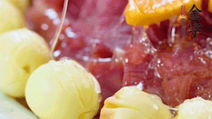 出鍋前10分鐘淋上蜂蜜，倒扣出來撒上桂花，擺上胡蘿卜裝飾即可。