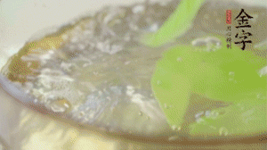 萵筍去皮切片，加鹽焯水。