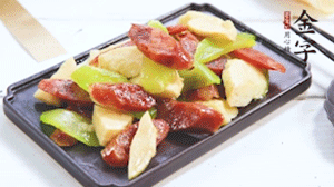 熱油下鍋，依次下金字香腸、萵筍、冬筍，均勻翻炒。