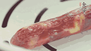 香腸蒸至半熟切片，筍切丁備用。