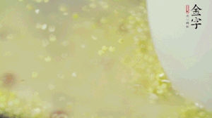 糯米、紅豆浸泡1小時(shí)，和小米一起入電飯鍋蒸熟。