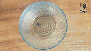 取一個(gè)碗，香菇倒放，香腸片圍繞鋪成圓形，加炒好的米飯壓實(shí)。