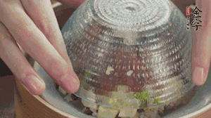 碗倒扣到盤中，擺上焯水后的熟蝦仁即可。