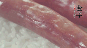 關(guān)上蓋子，煮到米飯露出時。