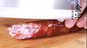 金字肉感香腸切成片，大蒜切末。