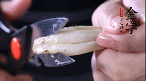 蟹味菇去掉根部洗凈。