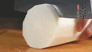 白蘿卜去皮切塊，豆芽洗凈。