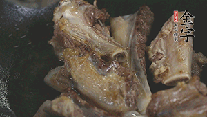 加入白蘿卜、料酒、水、火腿煮40分鐘。