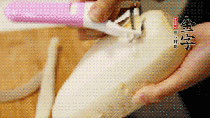 蘿卜去皮，切成絲。（如果用擦菜板，不能選擦成太碎的）