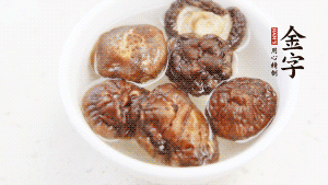 鍋加熱至7成，放蘿卜絲煸炒，加3粒冰糖翻炒至透明，盛出備用。