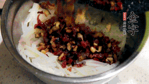 在蒸盤(pán)中鋪上油紙，鋪好食材后壓一壓，蒸箱中蒸30分鐘即可。（蒸好的蘿卜糕切成厚片，用少量油煎一下，撒點(diǎn)蔥花口味更好。）