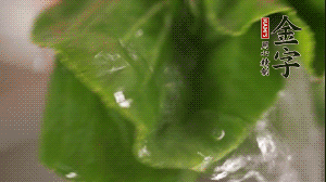 小青菜從根部掰開，分別洗凈。