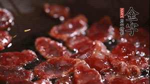 鍋中油7成熱時，香腸片翻炒均勻，然后依順序加胡蘿卜絲、小青菜、面條。