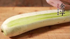 絲瓜去皮，切成1cm厚的小圈。