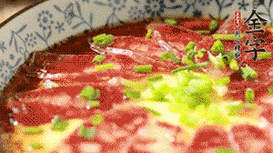 出鍋前淋上少許生抽、香油調(diào)味，撒上蔥花就可以了。