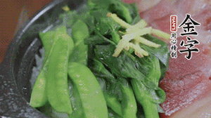 燜好的米飯開蓋，放入菜心、荷蘭豆，澆上調(diào)味汁拌勻。