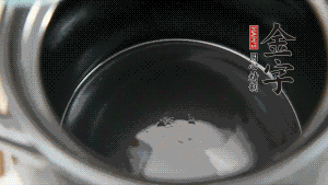 依次把排骨、玉米、蓮藕、荸薺放入砂鍋中。（根據(jù)食材的難易熟度放置，難熟的放下面，其他湯品也是一樣。）