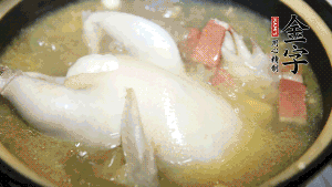 煮沸時(shí)加入蟲草花、香菇、紅棗，以料酒調(diào)味繼續(xù)小火燉煮1小時(shí)左右。