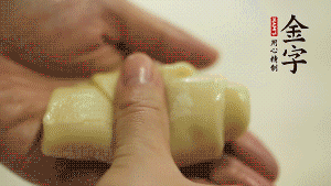 【包月餅】1．面劑兩頭向中間捏緊， 把光滑一面向下，按扁后搟成圓形面皮。餡料放在面皮中心，把餡料包緊，捏緊收口。