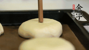 【包月餅】2．收口向下放在案板上，輕輕將月餅坯按扁，用筷子點(diǎn)紅點(diǎn)做裝飾?？鞠漕A(yù)熱至170℃，月餅放在中下層，烤17分鐘左右。