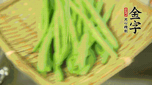 挑選脆嫩的四季豆，清洗干凈后，去掉兩端的頭和兩側(cè)的老筋，從中間掰成兩段。