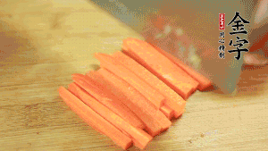 洋蔥、青椒、胡蘿卜切成粒備用。