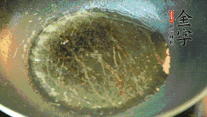 熱油起鍋，依次放入胡蘿卜粒、青椒粒、洋蔥粒煸炒均勻。