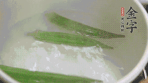 在煮面湯時，就可以做其他步驟了。比如把秋葵汆水，橫切成星星造型；雞蛋煮熟，切成兩半；黃瓜切成絲。